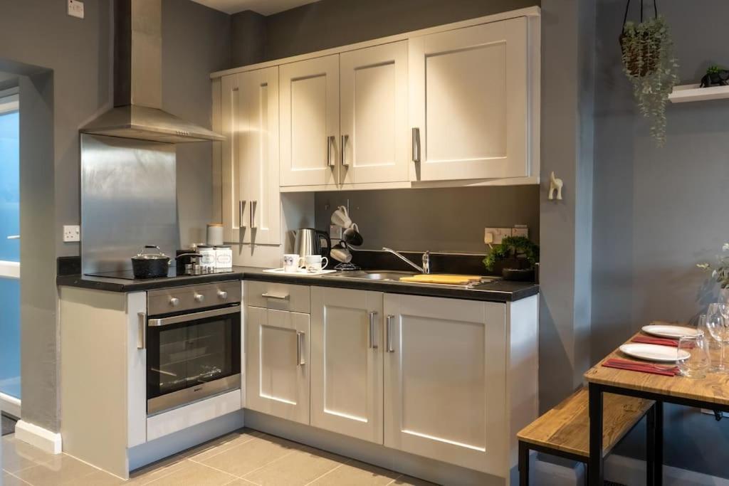 Vibrant City Centre Townhouse With Free Parking Rare Outdoor Patio 贝尔法斯特 外观 照片